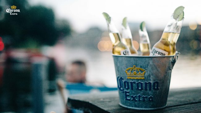 Werbebild Corona-Flaschen im Metalleimer und Eis